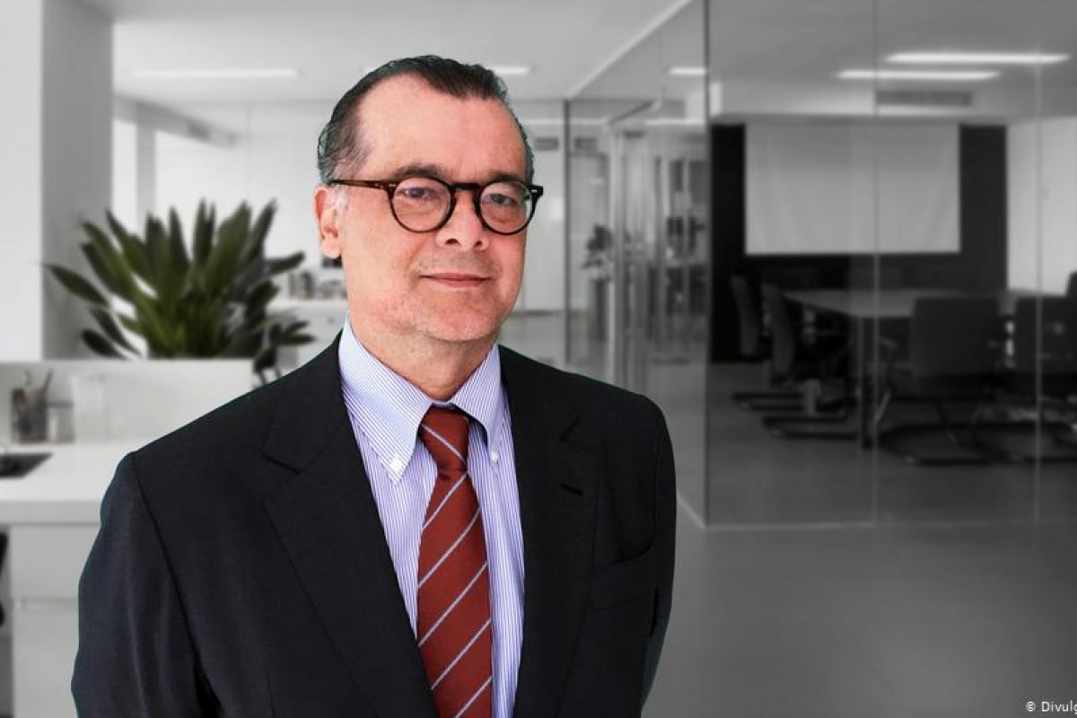 Economista responsável pela criação do Plano Real, Gustavo Franco, sofre AVC e está internado