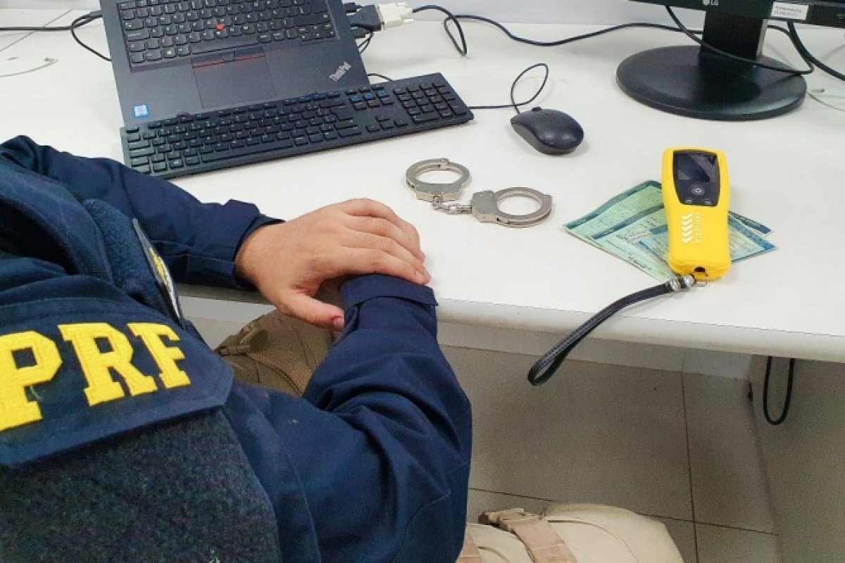 Homem é preso por dirigir embriagado na BR 116 e se envolver em acidente