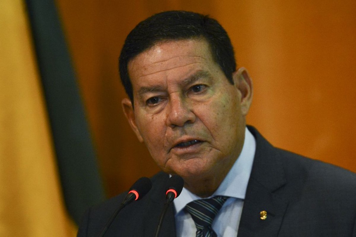 "Esperamos até o final de 2021 termos em torno de 150 milhões de brasileiros vacinados", afirma Mourão