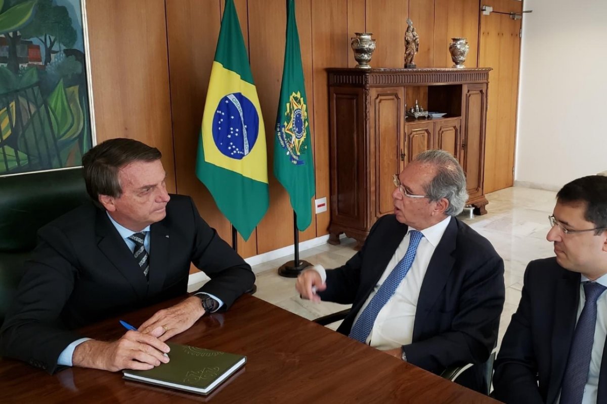 Bolsonaro anuncia vacina gratuita e não obrigatória contra a Covid-19