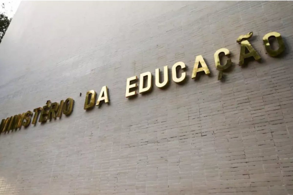 Universidades retomarão aulas presenciais em 1º de março, decide MEC