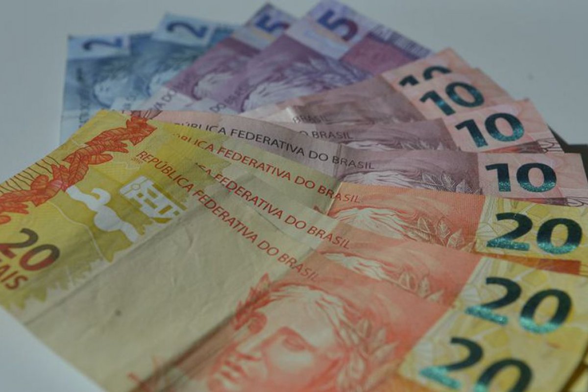 Salário mínimo em novembro deveria ter sido de R$ 5.289,53, segundo Dieese 