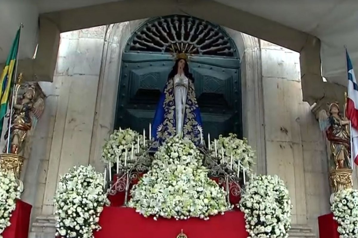 Nossa Senhora da Conceição tem missas restritas, celebrações online e altar na parte externa da igreja