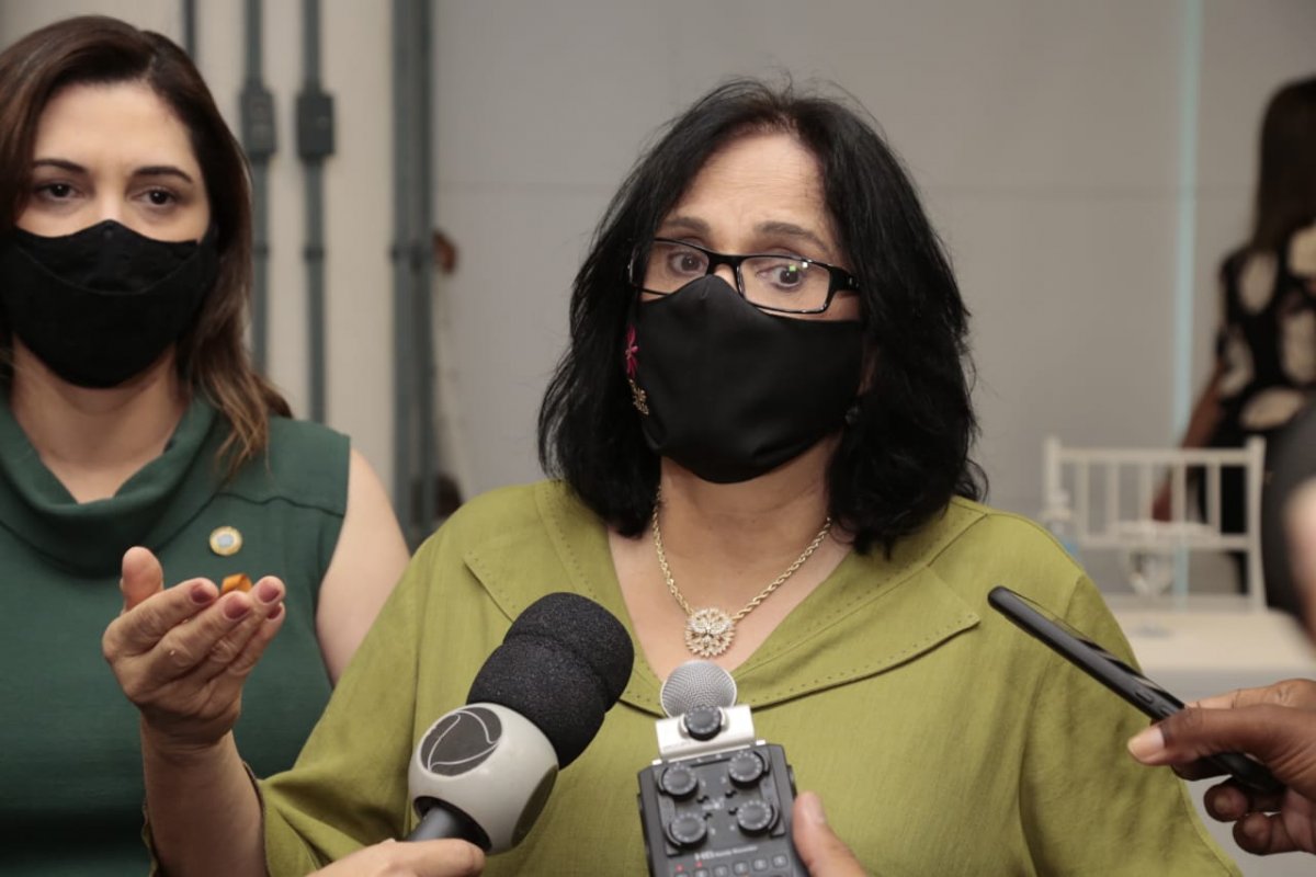 Damares entrega cestas básicas para mulheres em situação de vulnerabilidade em Salvador