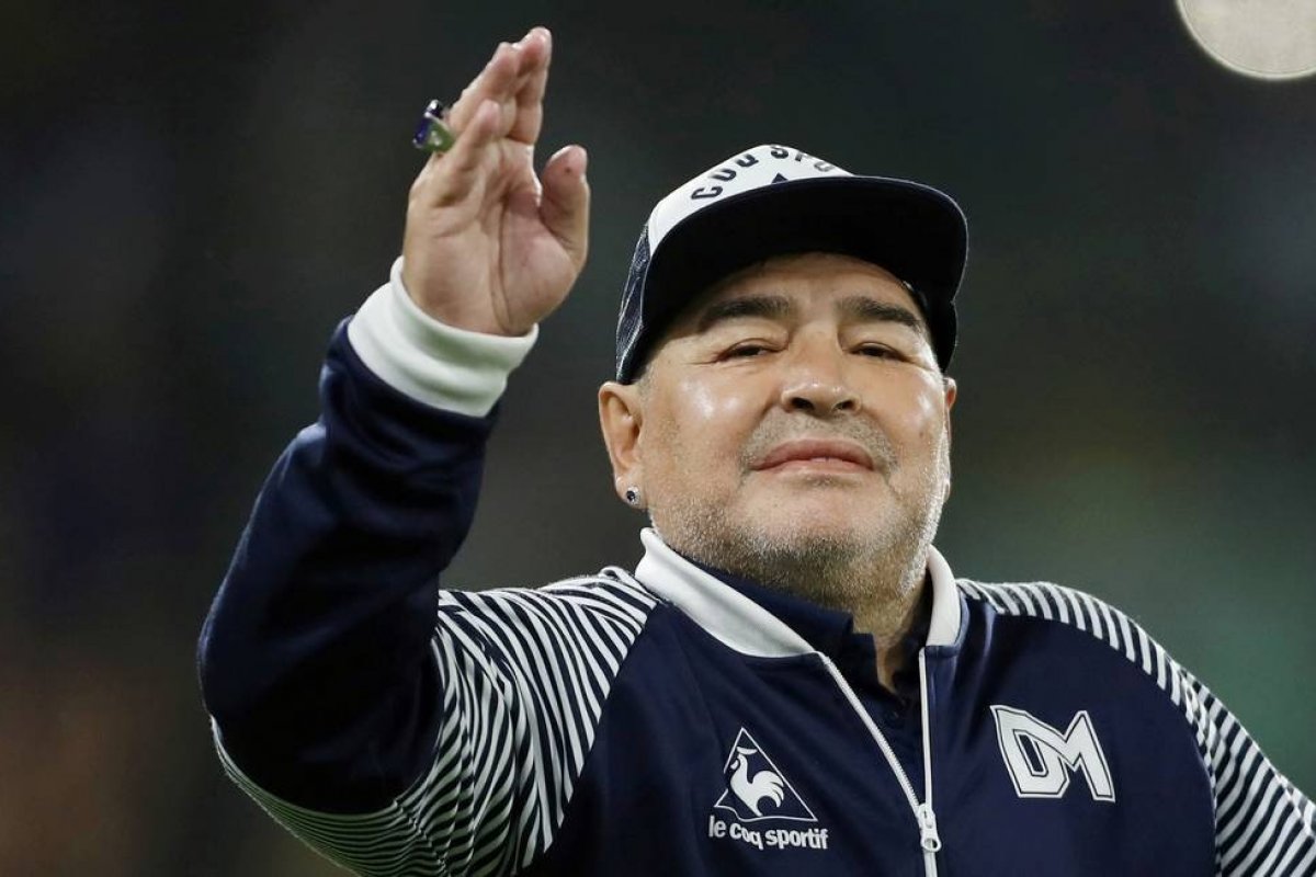 "Ex-jogador já vinha deprimido", diz amigo de Maradona em entrevista
