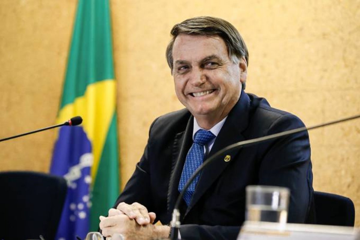 Bolsonaro elogia OMS por dizer que vacina contra covid-19 não deve ser obrigatória