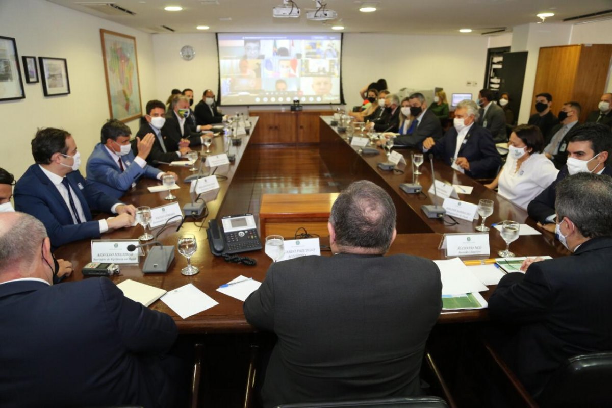 Governadores pedem à Pazuello calendário único de vacinação contra a Covid-19