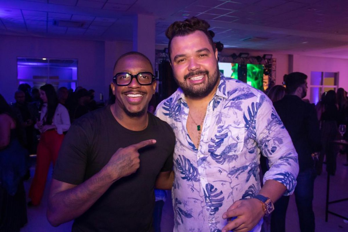 Show de Mumuzinho, em festa do empresário Edu Muniz, rende mais de uma tonelada de ração para ONG Focinhos de Luz