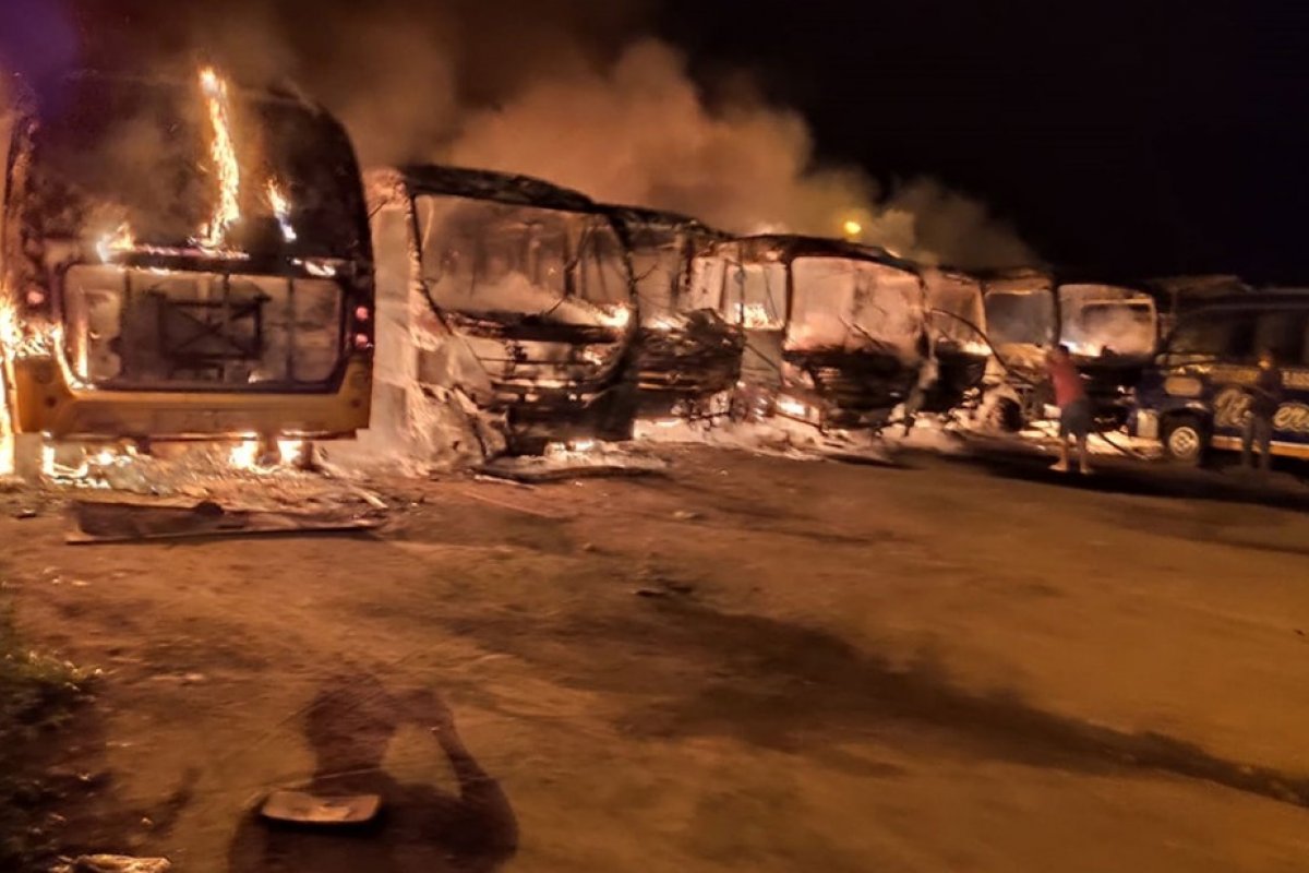 Incêndio causa destruição de veículos em garagem de prefeitura do sudoeste da Bahia