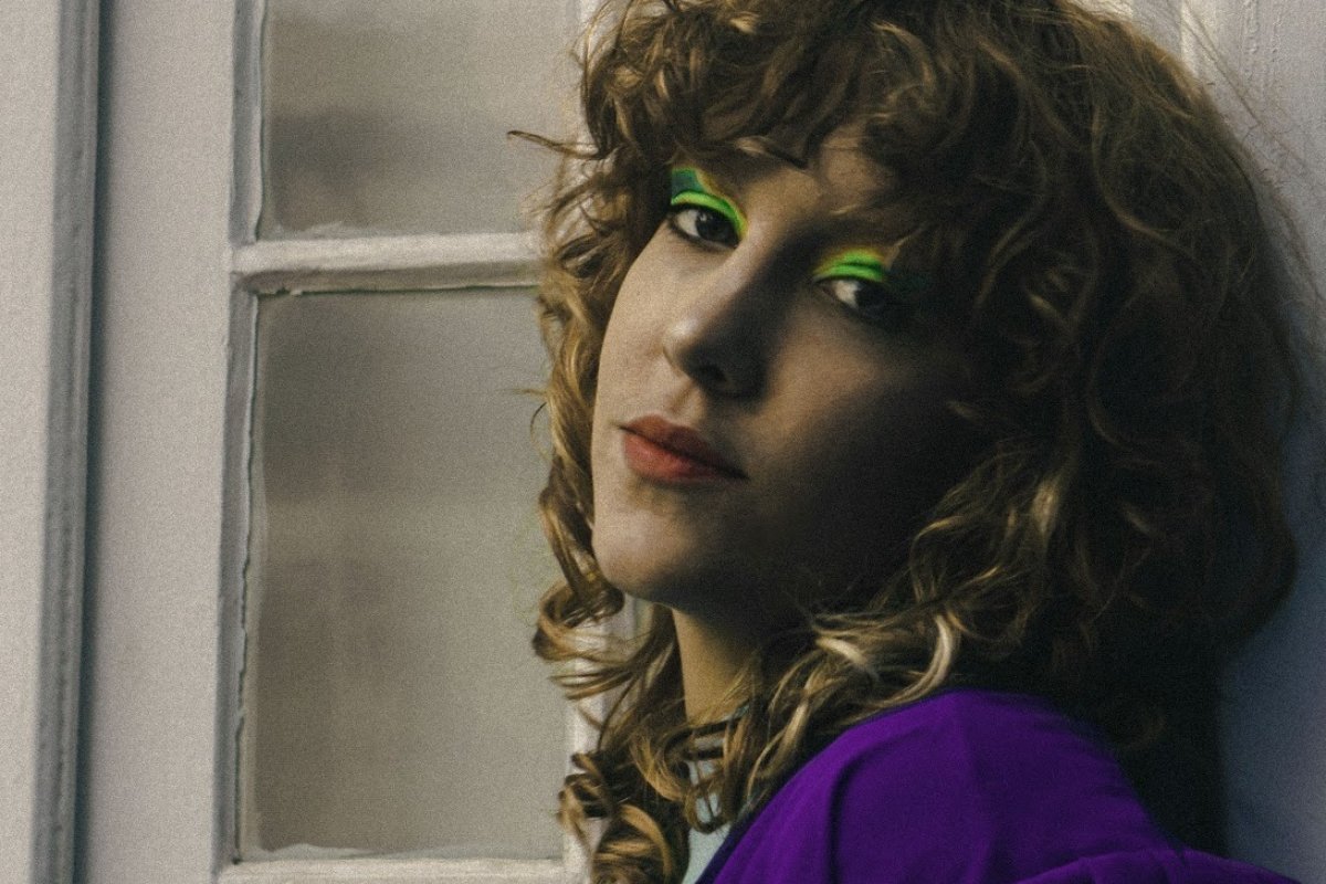 Novo single de Sandyalê mostra todas as formas de amor no pop psicodélico "Sua"