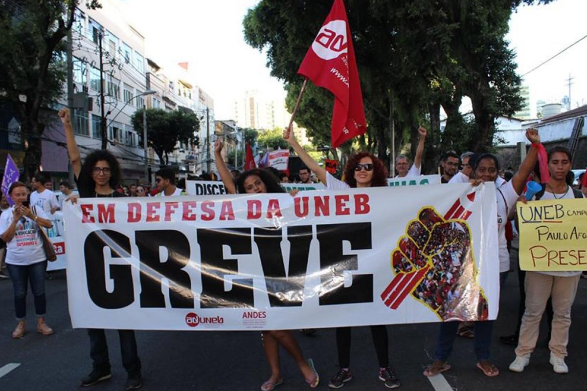 Professores grevistas da Uneb continuam com salários atrasados