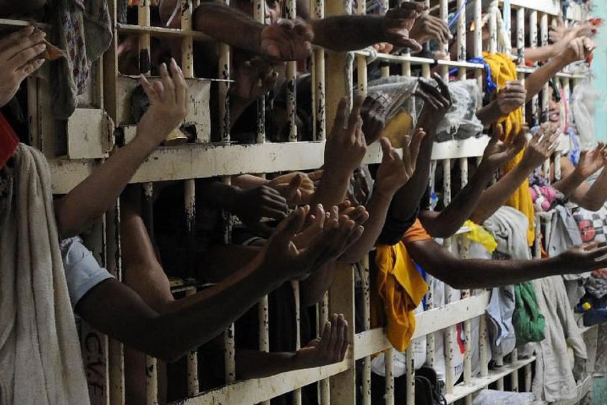Ministério da Saúde remove população carcerária da prioridade a vacina contra a Covid-19