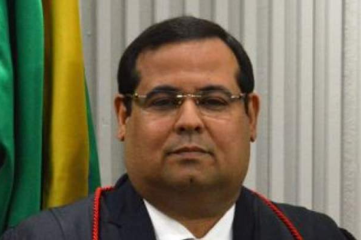 TRE-BA: Bolsonaro nomeia José Batista de Santana Júnior para vaga de juiz substituto
