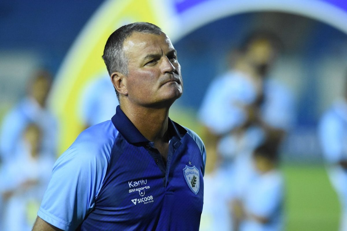 Mazola assume Vitória a 11 pontos do G-4