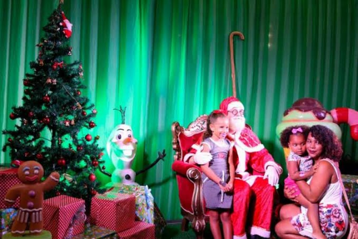 Diversão para as crianças: Drive Thru Solidário com Papai Noel e personagens