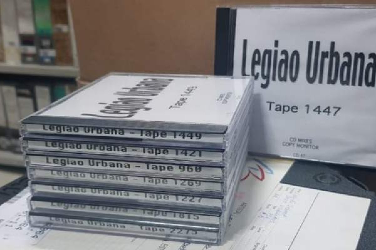 Polícia encontra material do cantor Renato Russo em depósito usado por gravadora no RJ