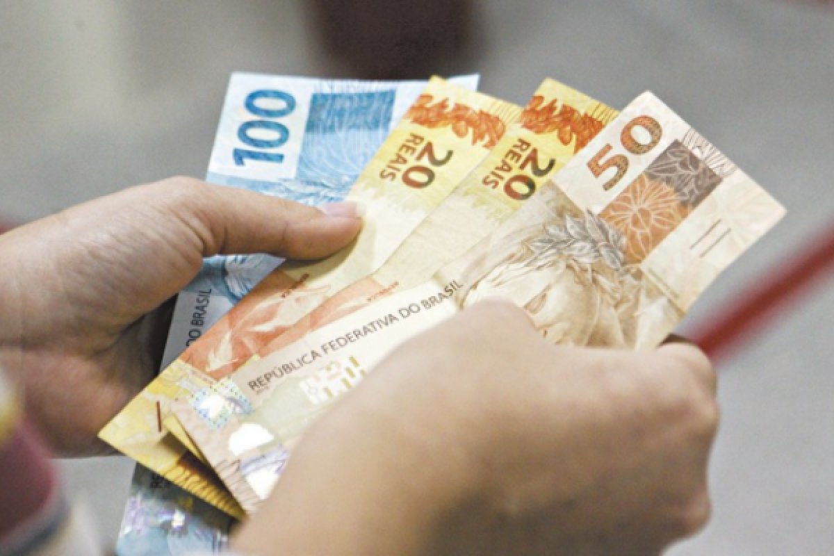 Com inflação crescente, salário mínimo pode chegar a R$ 1.093 em 2021, diz Dieese