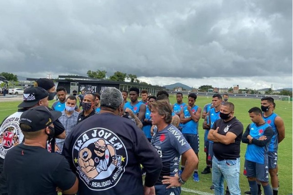Torcida organizada invade CT do Vasco durante treinamento