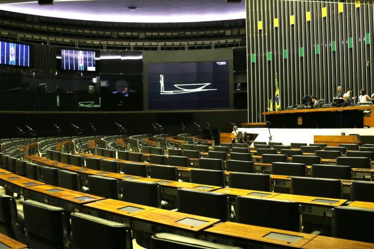 Câmara aprova projeto que torna crime perseguir alguém obsessivamente