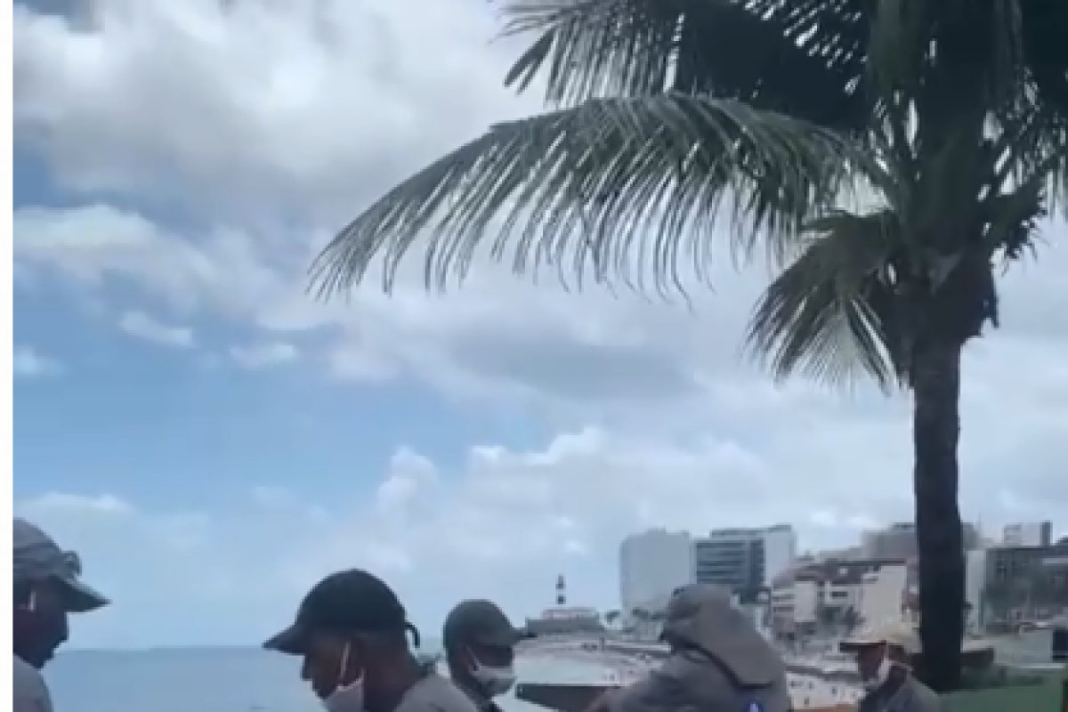 Vídeo: Homem chama prefeito de maluco e critica barreiras na orla da Barra para controlar aglomeração