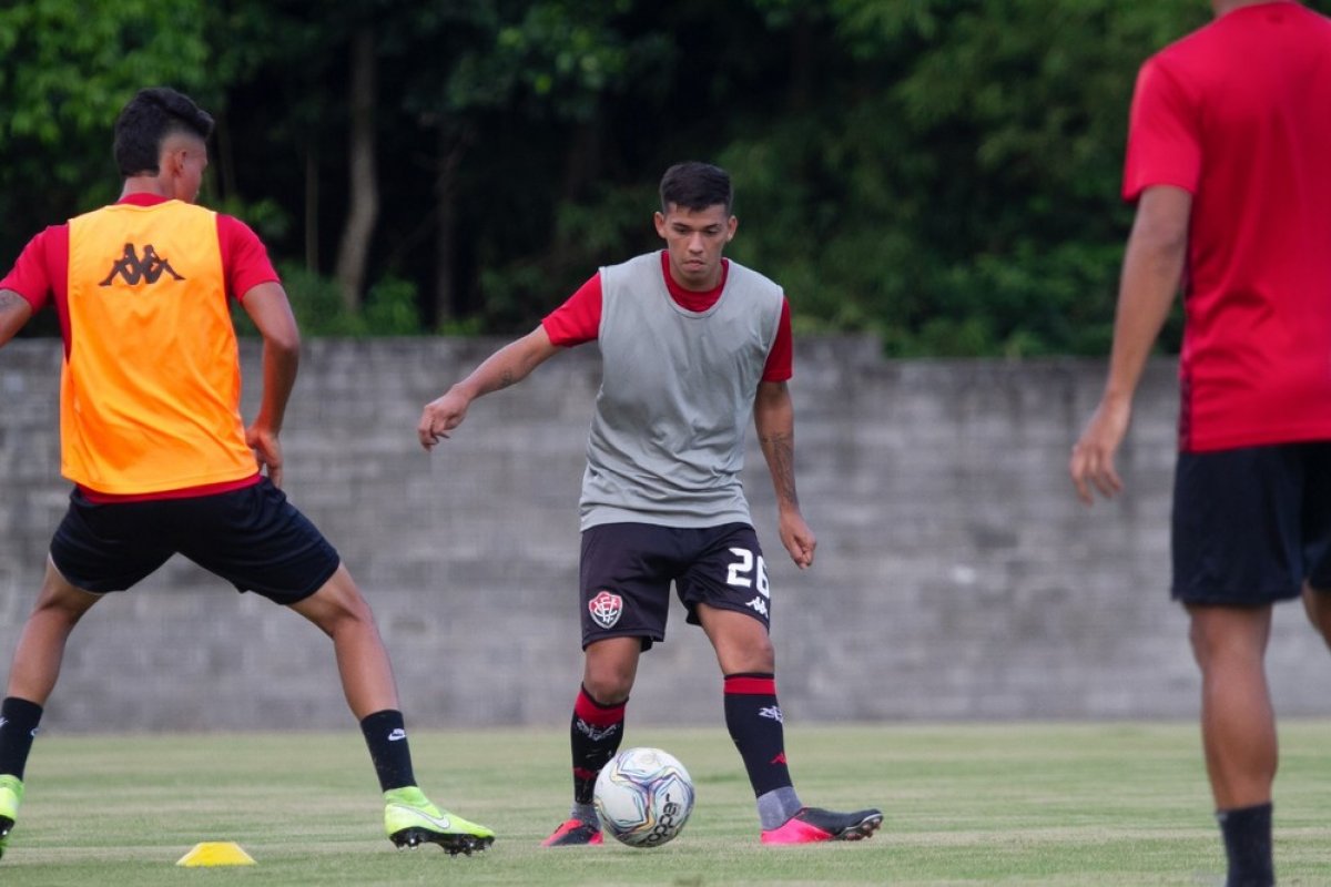 Durante o 1º treino no Vitória, o técnico Mazola fala em grande expectativa e fecha preparação