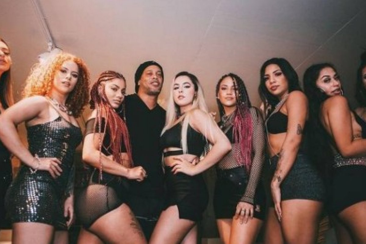 Após lançar uma marca de gin com o seu nome, Ronaldinho Gaúcho grava clipe cercado de mulheres e inaugura gravadora e estúdio