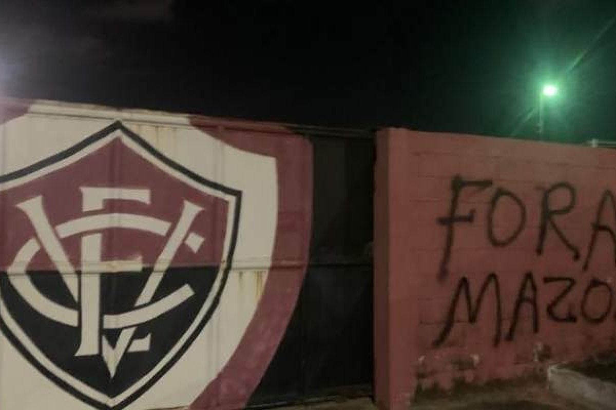 Torcedores do Vitória picham muro do Barradão após contratação de Mazola