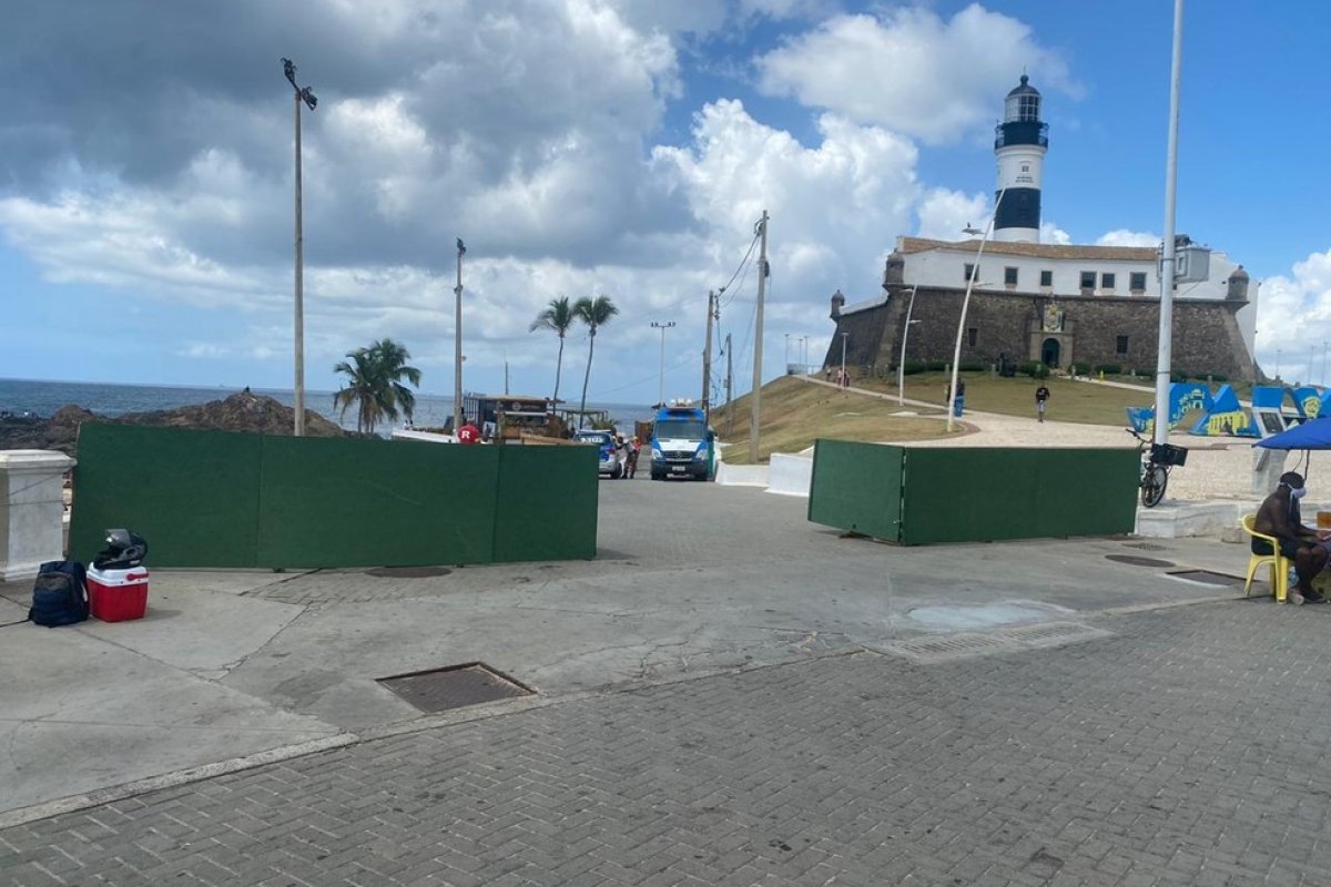 Praia do Farol da Barra recebe portais de acesso para evitar aglomerações