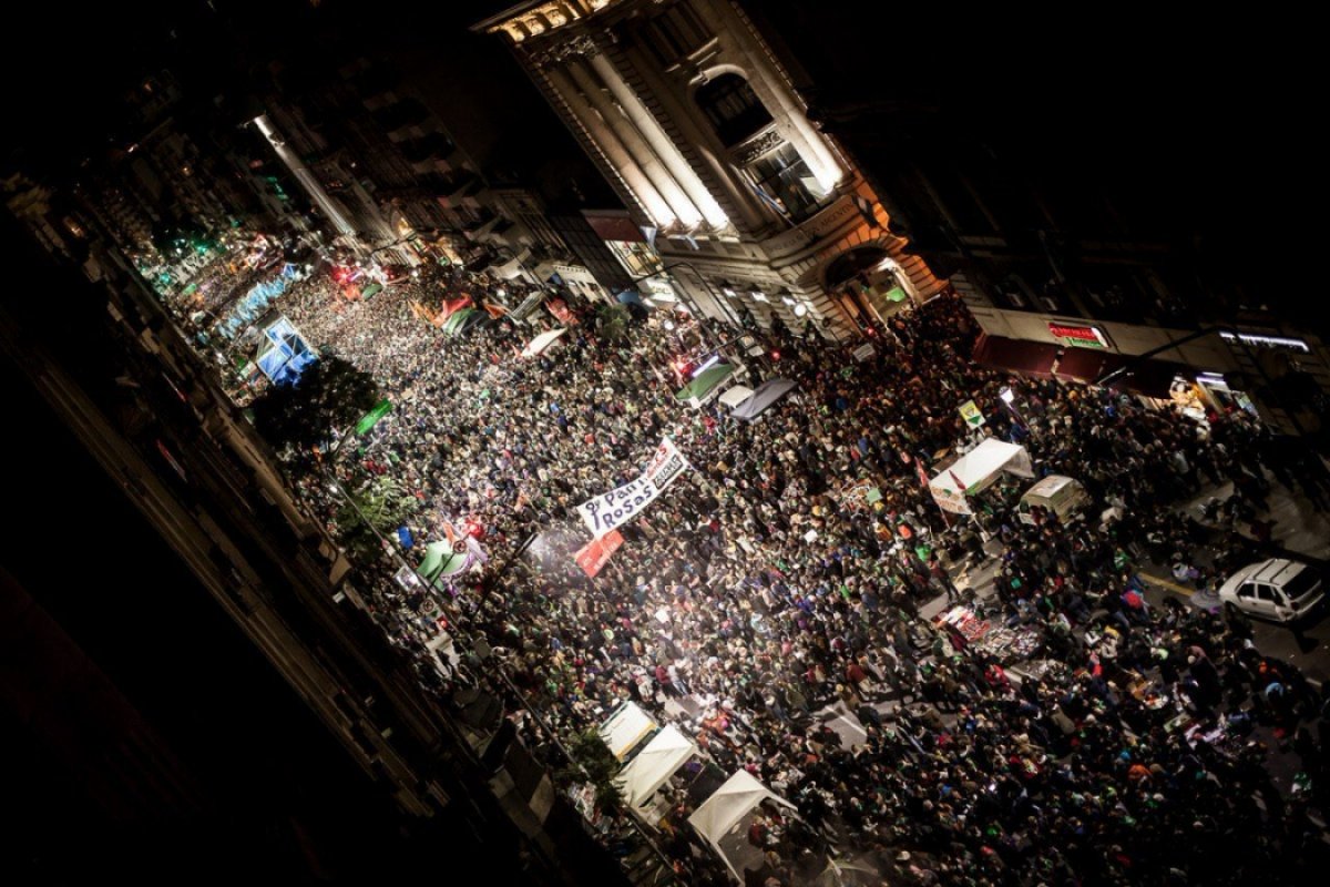 Com placar apertado, deputados argentinos aprovam descriminalização do aborto nesta sexta-feira (11)