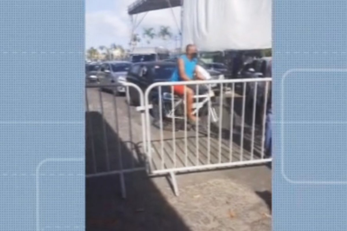 Funcionários de barreira sanitária fecham entrada da cidade de Madre de Deus nesta sexta-feira (11)