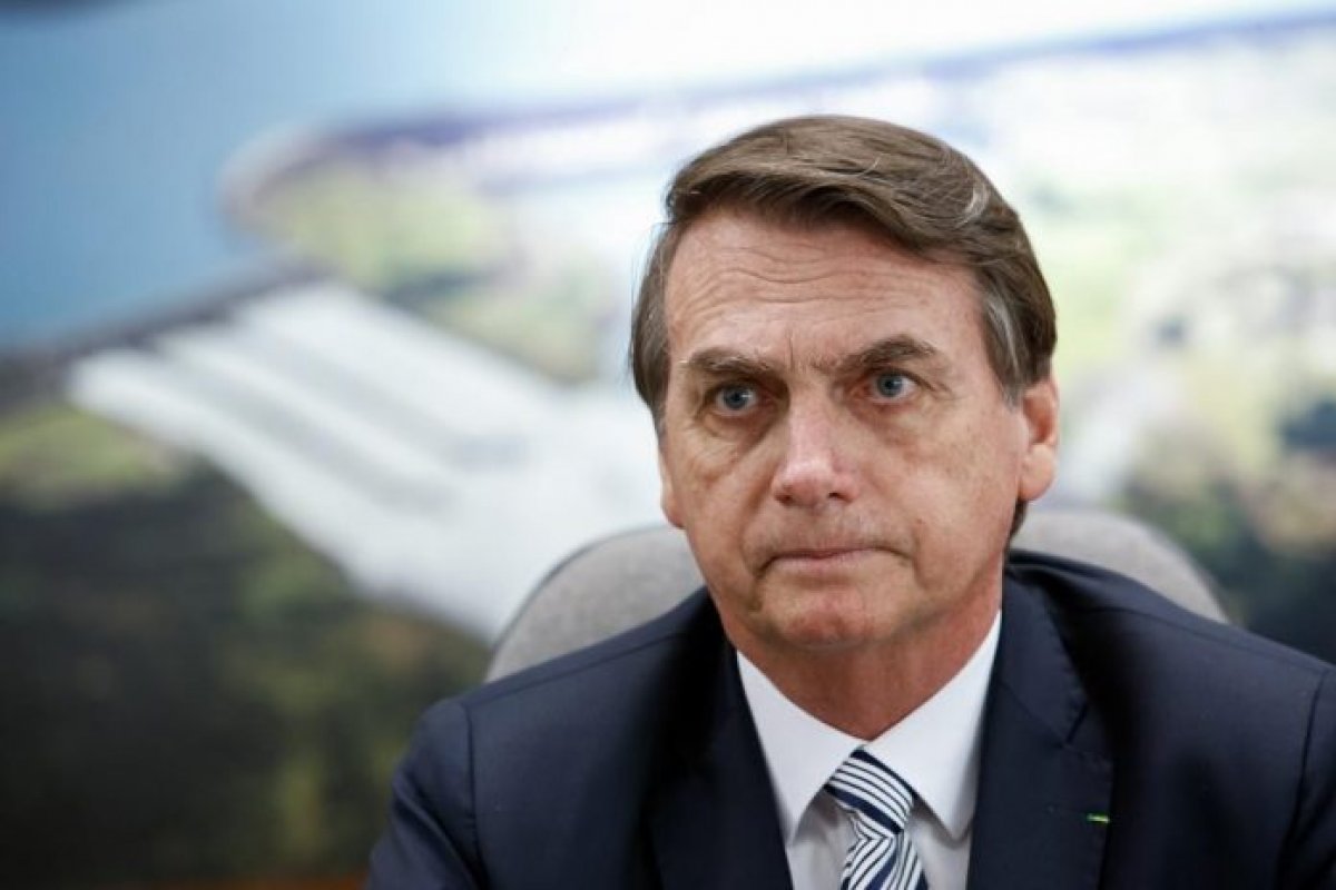 Presidente Bolsonaro diz que é contra estudantes ricos pagarem universidades pública