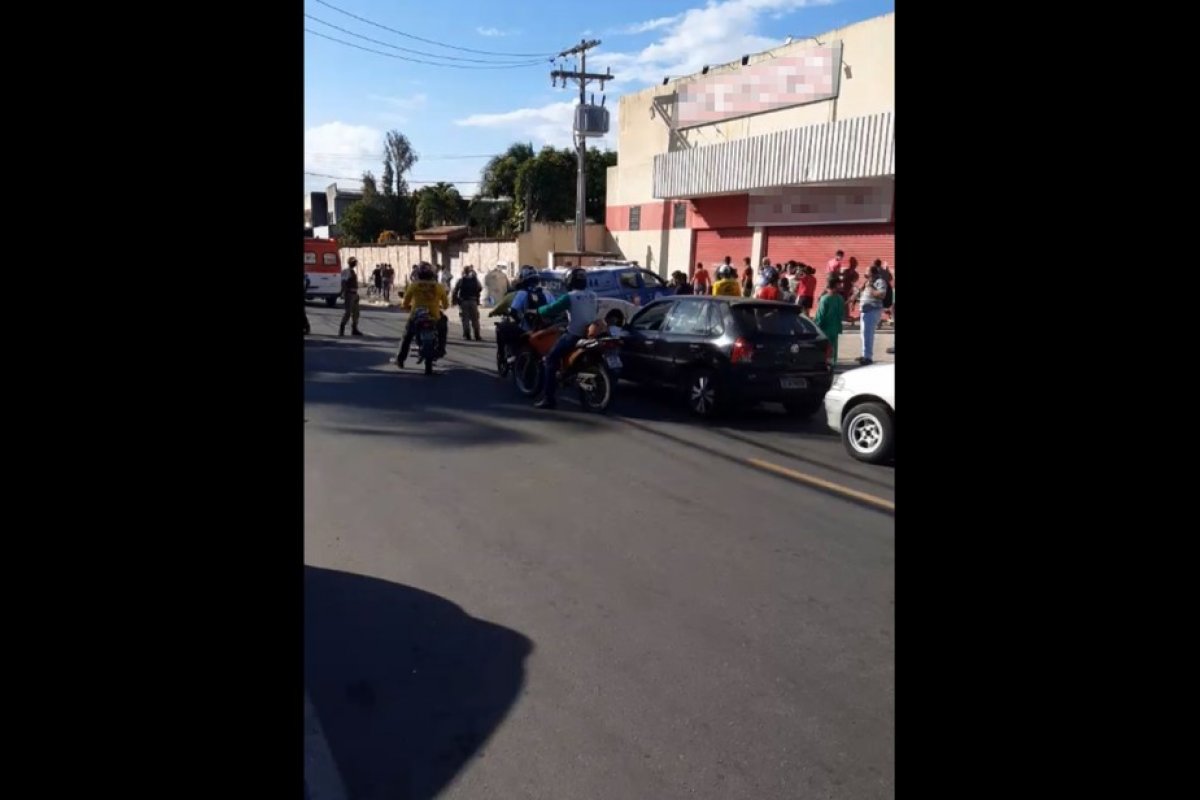 Mulher é baleada durante tentativa de assalto a loja de departamentos em Dias D’Ávila