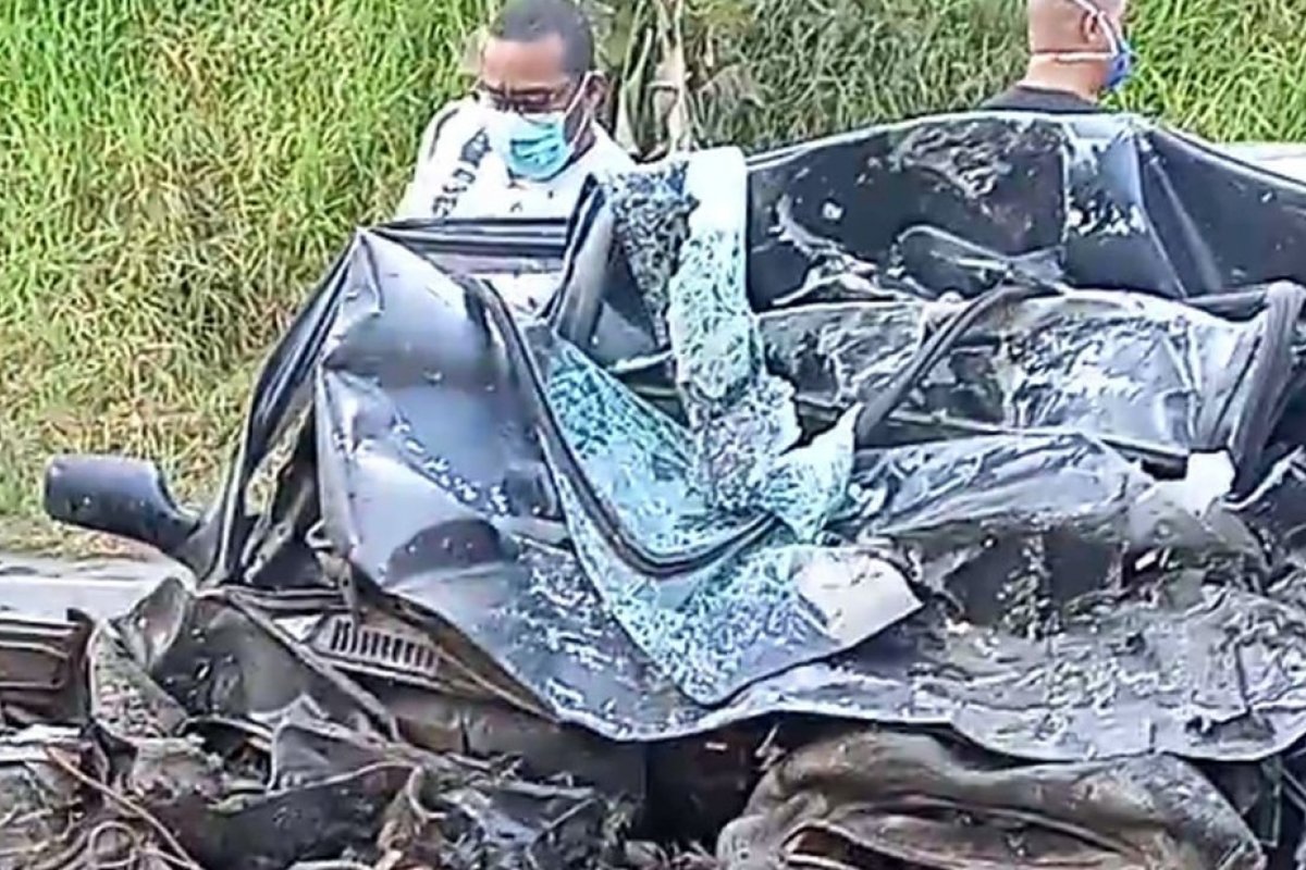 Batida entre carro e caminhão deixa dois mortos em trecho da BR-101, no sul da Bahia