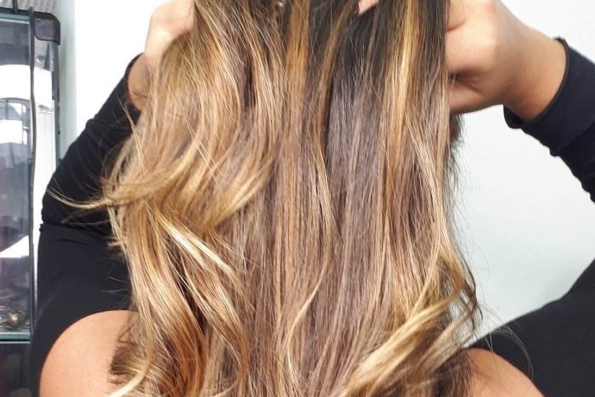 A nova tendência dos loiros: dos platinados aos tons quentes ou beges