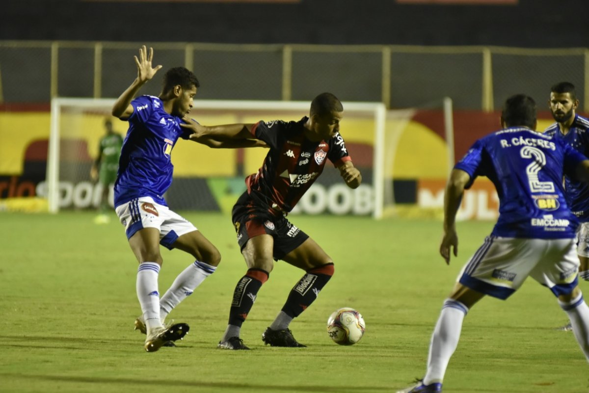 Com "lei do ex", Cruzeiro vence no Barradão e aumenta jejum do Vitória 