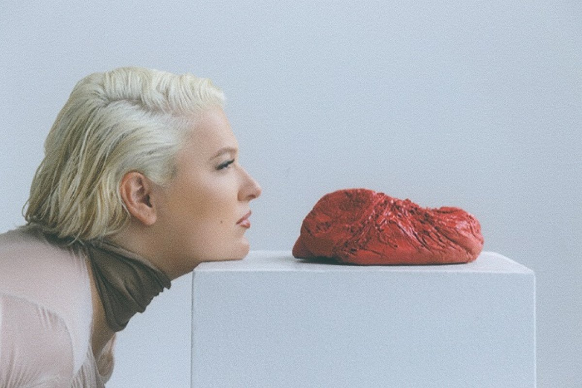 Alice Caymmi traz releitura de clássico de Latino em novo single