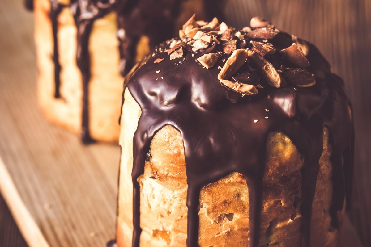 Aprenda como transformar um panetone simples em Chocotone recheado com Brigadeiro