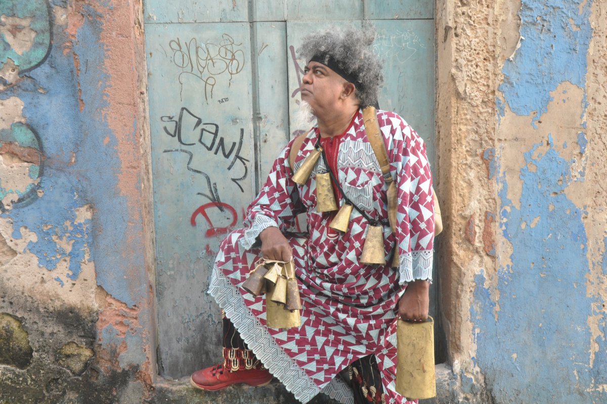 Cotidiano tenso de Salvador é retratado nos contos de Relatos da Guerra Preta ou Bahia Baixa Estação, de Nelson Maca