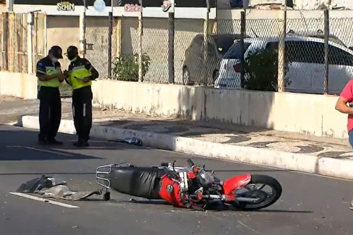 Motociclista fica ferido após ser atingido por carro no bairro de Patamares, em Salvador