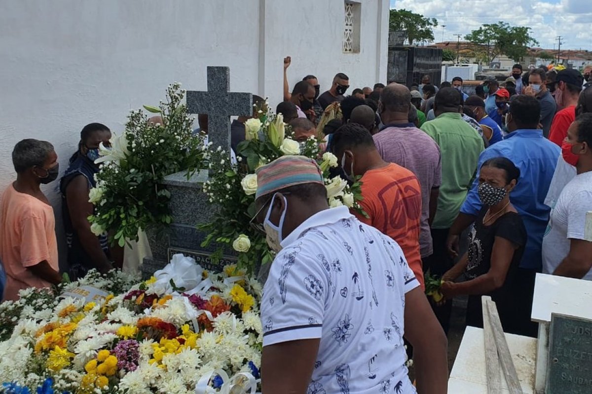 Prefeito de Conceição da Feira é sepultado após suspeita de suicídio