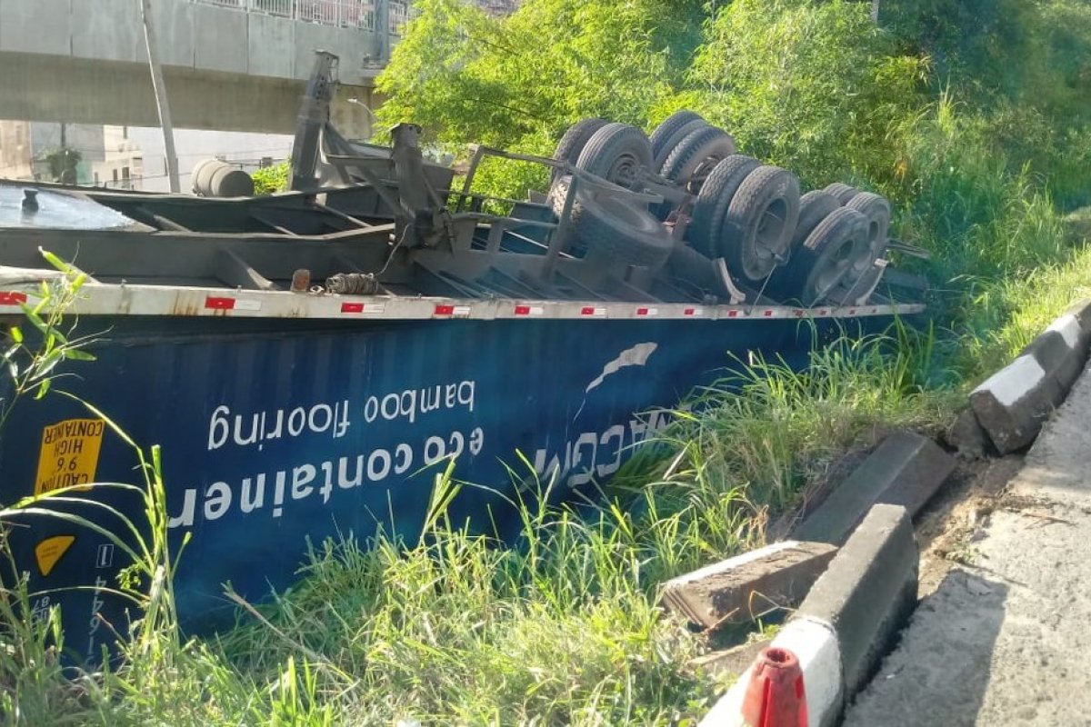 Parte de carreta tomba na BR-324 após compartimento de carga desprender