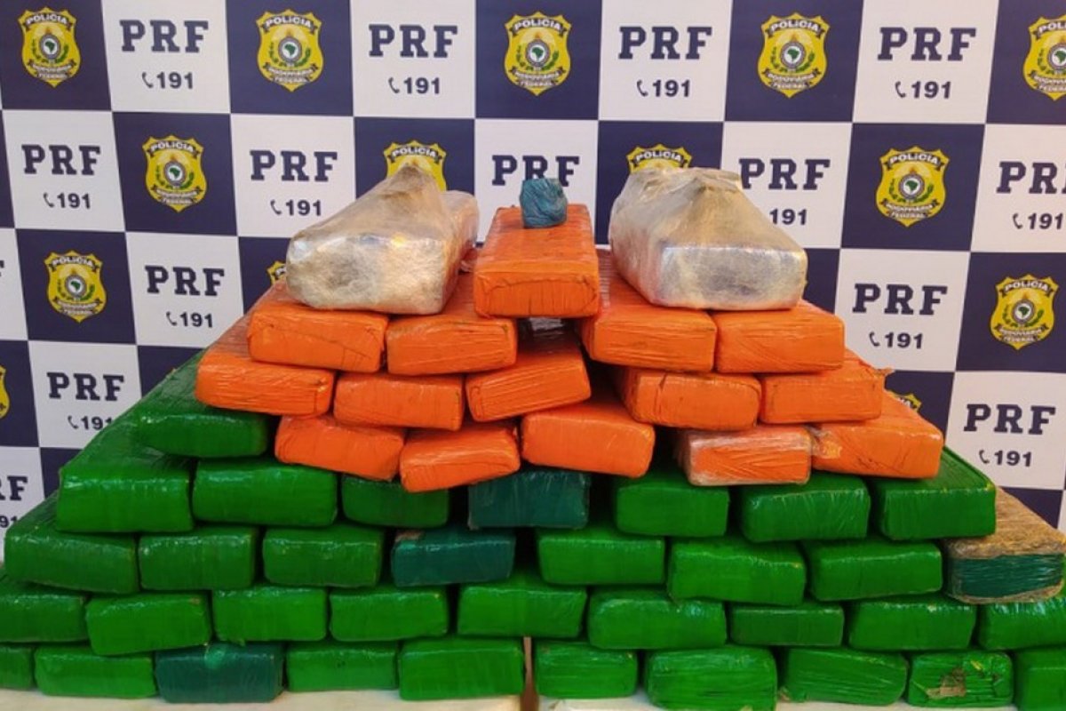 PRF apreende mais de 43 Kg de maconha em ônibus de turismo em Barreiras