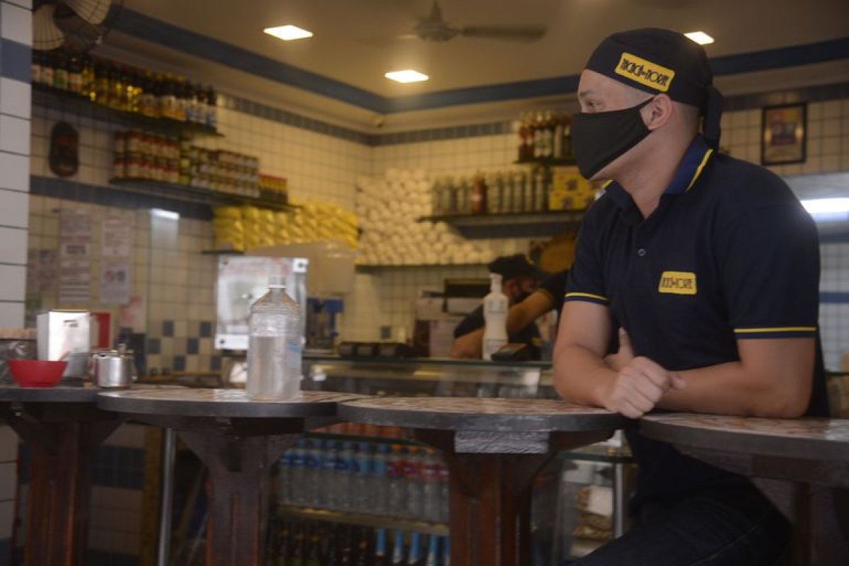 Setor de bares e restaurantes registra em outubro mais contratações que demissões no Brasil