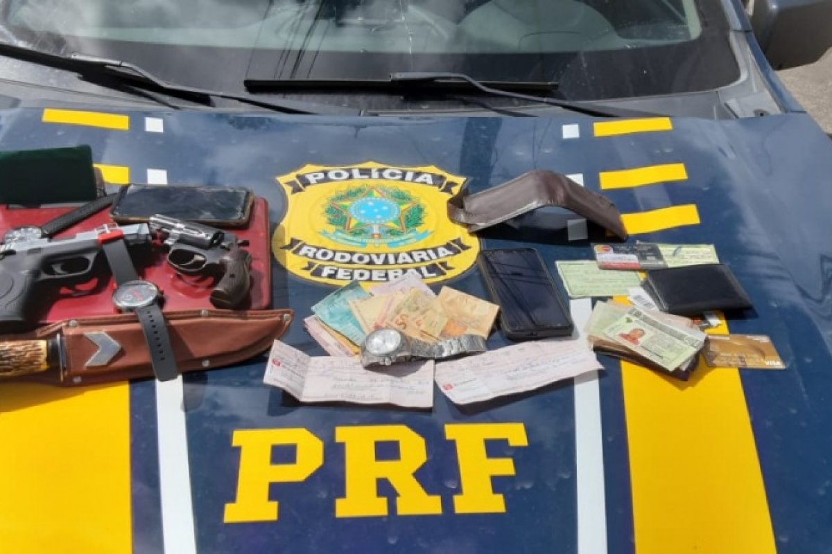 Quaro homens são presos pela PRF na BR 324 em Simões Filho, na Bahia