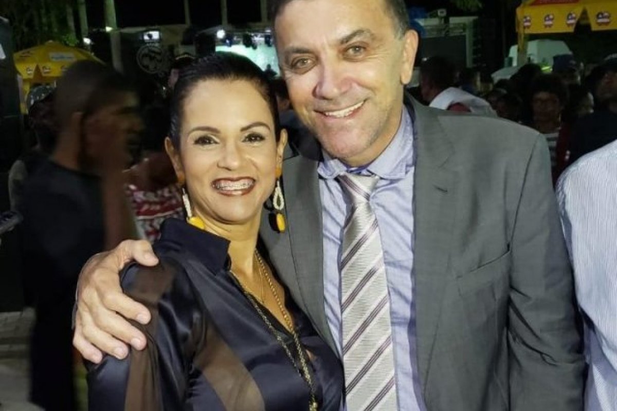 Prefeito e primeira-dama de Conceição da Feira são sepultados em locais separados