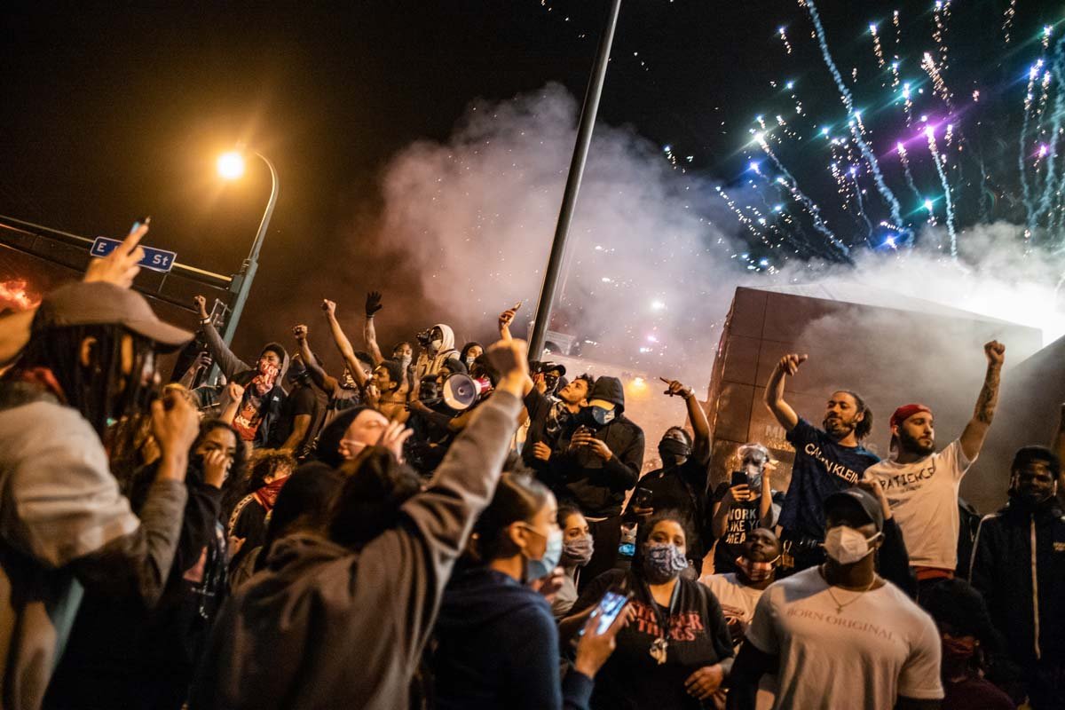 Um manifestante é baleado e quatro são esfaqueados nos EUA