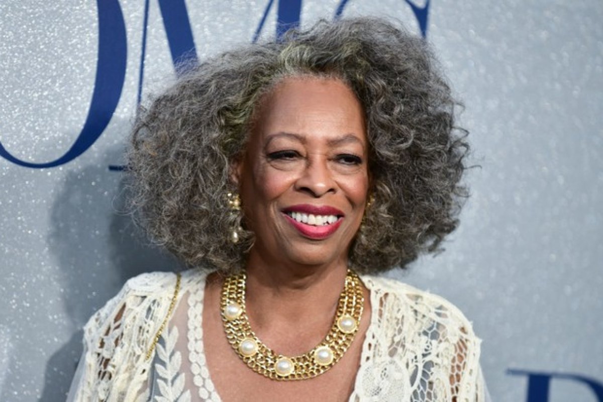 Atriz Carol Sutton morre aos 76 anos após uma batalha de meses contra a Covid-19