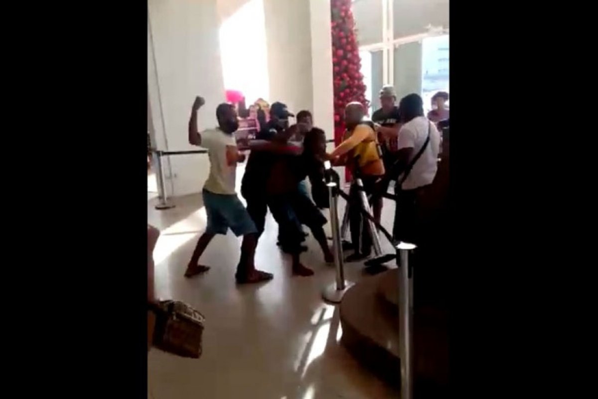 Homem é agredido por clientes de shopping em Salvador