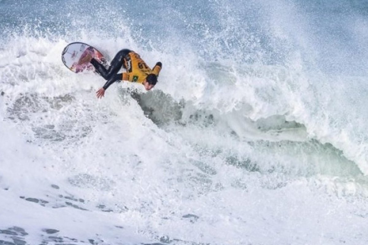 Circuito Mundial de Surfe suspende etapa de campeonato após casos de Covid-19