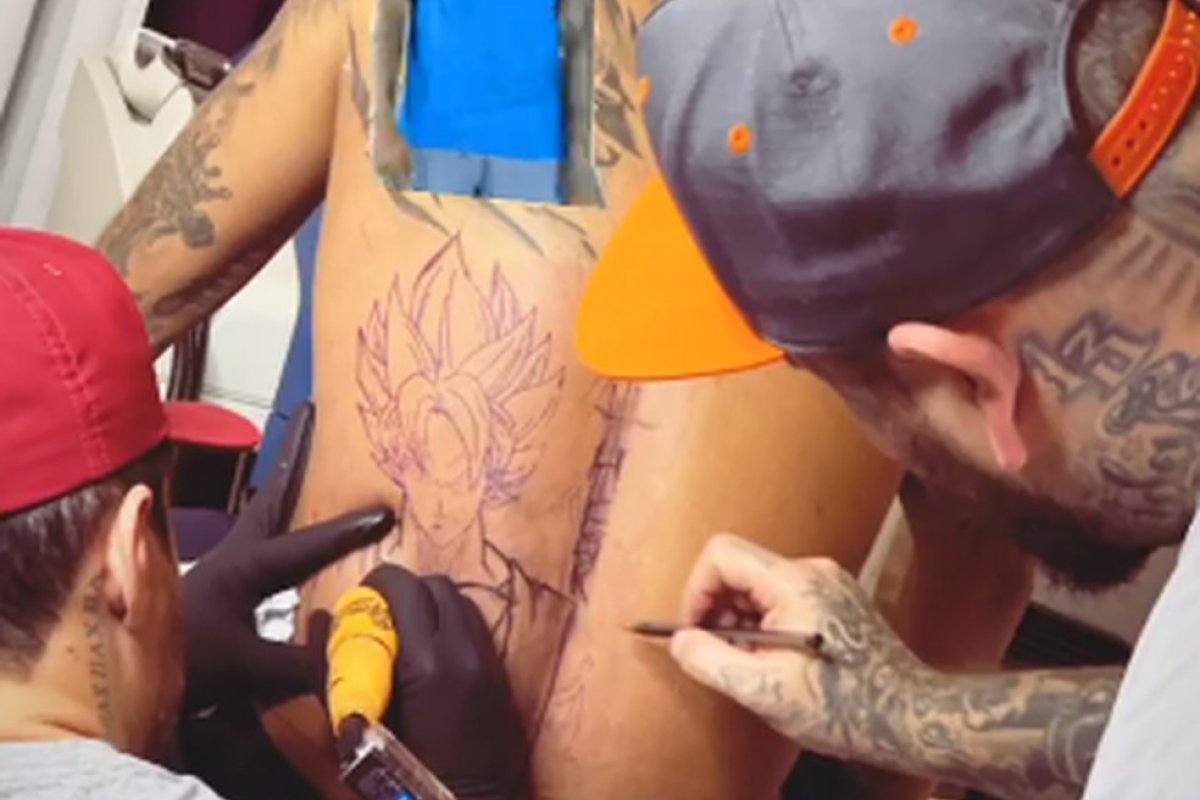 Neymar faz nova tatuagem de personagem de anime
